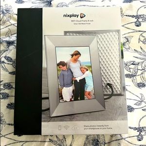 Nix play electronic frame! Never used still in packaging! 8 inch. Remote control